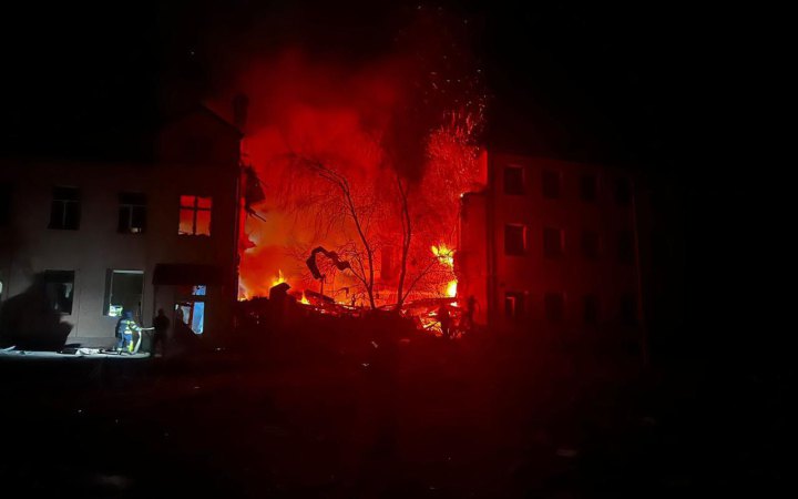 Росіяни вдарили ракетами та артилерією по Слов'янську і Краматорську, під завалами шукають людей (оновлено)