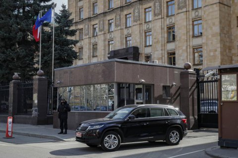 Чехия требует от России вернуть высланных дипломатов, в Кремле ответили 