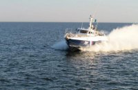 Российский катер устроил опасные маневры возле украинских пограничников в Азовском море