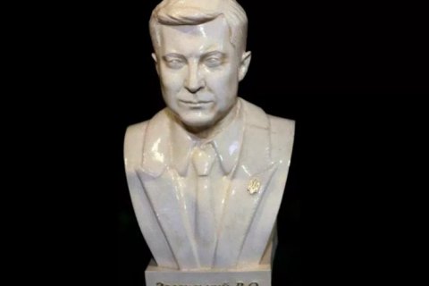 "Где вы это взяли? Это ужас", - Зеленский отказался принять в подарок свой бюст