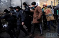 Около 10 ВВшников сдались в руки Майдана