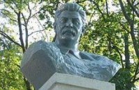 Пам’ятник вбивці над могилами жертв?