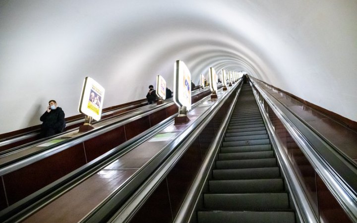 У Києві призупиняли рух "синьою" гілкою метро через проникнення пасажира в тунель