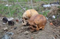 В Сумах на ворота автокооператива повесили два человеческих черепа