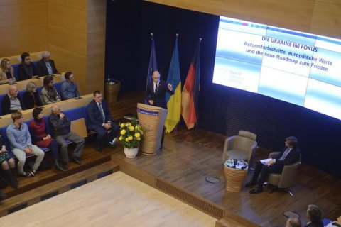 Яценюк в Берлине: мы защищаем ваши границы