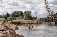 Депутата местного совета заподозрили в незаконной добыче и продаже песка из киевского озера