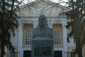 Суд разрешил снести памятники Ленину в Сумах