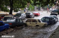 В Одесі потік води під час зливи зніс десяток машин і розламав колектор