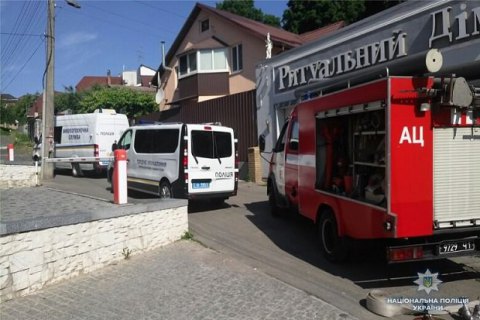 Неизвестный выстрелил из гранатомета в ритуальное бюро возле Байкового кладбища в Киеве