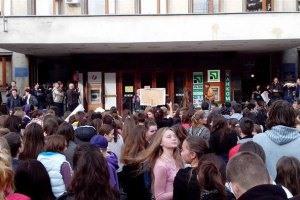 В Ужгороде школьники и их родители протестуют против отмены осенних каникул