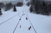 На горе Тростян в Карпатах остановился подъемник с туристами