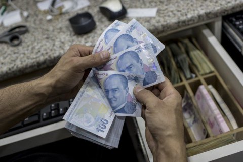 У Туреччині обвалився курс ліри