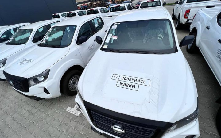 Фонд “Повернись живим” закупив для ЗСУ ще 15 пікапів 