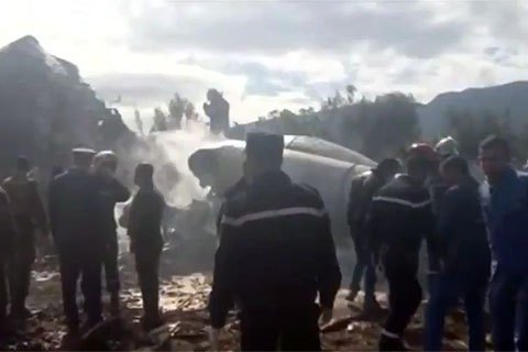 257 человек погибли при крушении военного самолета в Алжире (обновлено)