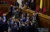 Оппозиция продолжила блокировать трибуну и президиум Рады