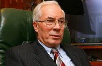Азаров учит украинский, "визируя документы"