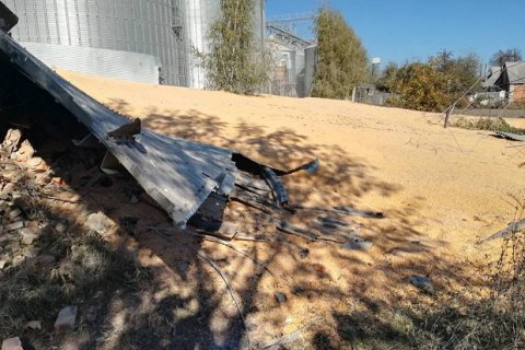 Под Сумами из-за разрыва элеватора на улицу высыпалось 10 тыс. тонн кукурузы