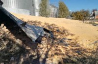 Под Сумами из-за разрыва элеватора на улицу высыпалось 10 тыс. тонн кукурузы