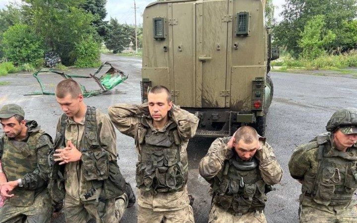 За рік у полон здалися 216 російських окупантів, ще більше тисячі чекають своєї черги