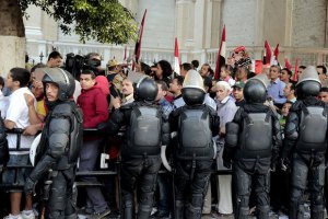 ​Египетская полиция разогнала протестующих водометами