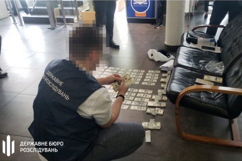 Київського прокурора затримали під час отримання $100 тис. хабара