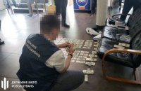 Киевского прокурора задержали при получении $100 тыс. взятки