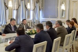 Порошенко поручил Нацсовету по телевидению разработать спецвещание для Донбасса