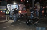 В Киеве на Петровке ВАЗ по вине женщины-водителя протаранил два мотоцикла на светофоре