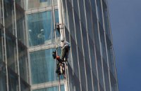 Активистки Greenpeace пытаются покорить 310-метровый небоскреб