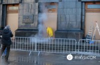 Офіс Зеленського п'ятий день відмивають від графіті