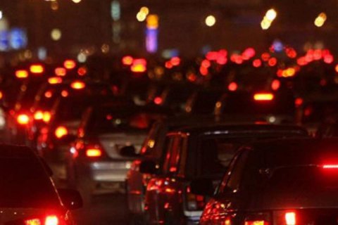 На въезде во Львов пробки: авто оставляют и идут пешком