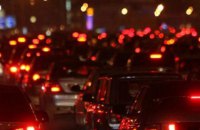 На въезде во Львов пробки: авто оставляют и идут пешком