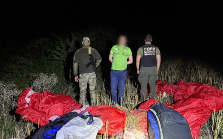 Прикордонники затримали ухилянта, який хотів долетіти до Молдови на параплані