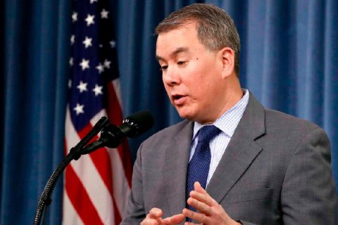 Замминистра обороны США, который был против задержки военной помощи Украине, ушел в отставку 