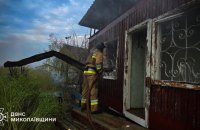 Будинки та авто пошкоджені на Миколаївщині унаслідок російських атак