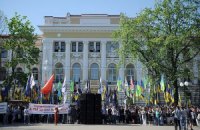 Под Харьковским судом возникла потасовка