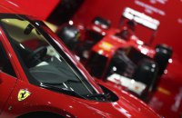 Ferrari привлекла $893 млн на IPO