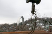 Между Владимирской горкой и аркой Дружбы народов начали строить мост