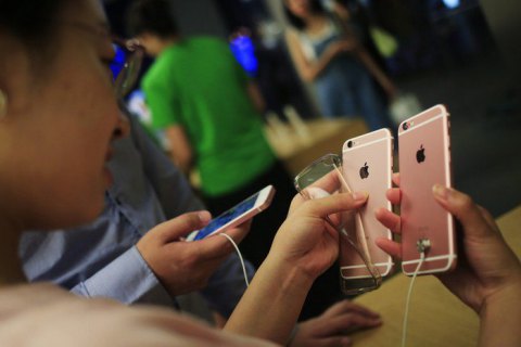 Apple извинилась за намеренное замедление старых айфонов