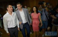 Яценюк, Порошенко и братья Кличко стояли в очереди, чтобы проголосовать