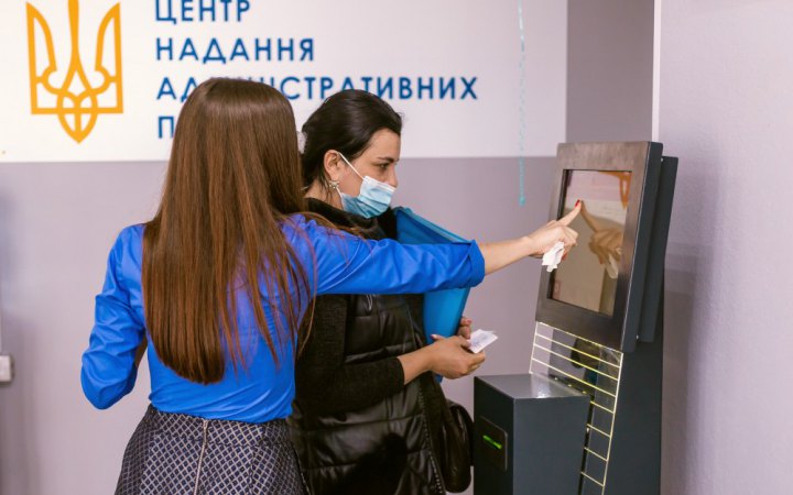 У Києві з понеділка відновлюють роботу ЦНАПи