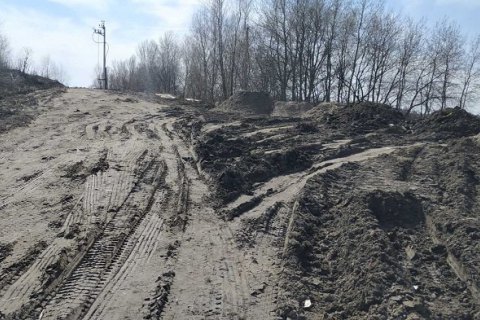 Озеро Небреж на Осокорках засыпают строительным мусором, - движение "Чесно"