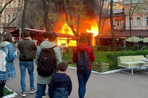 В Одессе горит здание ресторана и отеля