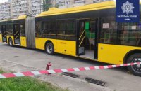 У Києві 27-річний чоловік кинув у тролейбус "коктейль Молотова" (оновлено)