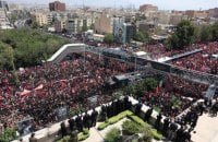 У Тегерані почалася похоронна процесія Хаменеї, яка зібрала величезні натовпи людей