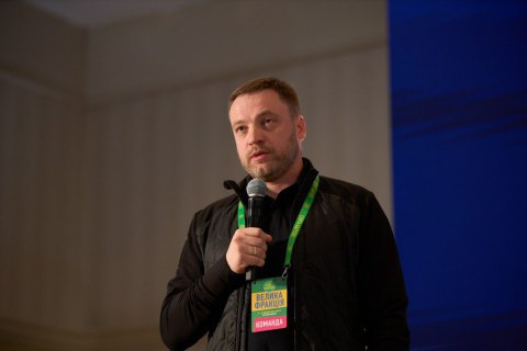 Монастырский рассказал депутатам о зарплатах правоохранителей и о законе об обращении оружия