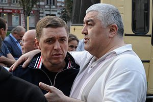 Тимошенко и Луценко доставили в суд еще до 7 утра в одном автозаке