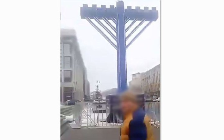 Поліцейські затримали чоловіка, який осквернив ханукію у центрі Києва