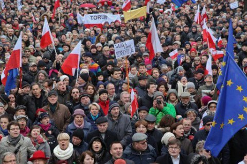 В Варшаве многотысячный митинг проходит у дворца президента 