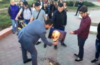 В центре Симферополя сожгли портреты Трампа, Мэй и Макрона